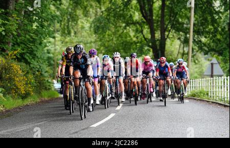 Das Hauptfeld passiert Lake Vyrnwy während der vierten Etappe der Women's Tour von Wrexham nach Welshpool. Bilddatum: Donnerstag, 9. Juni 2022. Stockfoto