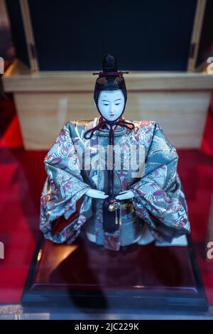 Japanische Puppe im traditionellen Stil im Souvenir Shop Stockfoto