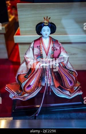 Japanische Puppe im traditionellen Stil im Souvenir Shop Stockfoto