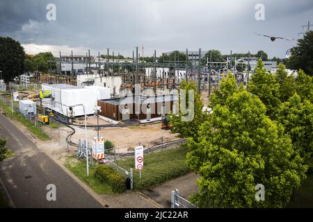 2022-06-09 13:14:59 NEDERWEERT - Ein Drohnenfoto eines 150 kV Hochspannungs-Umspannwerks von TenneT im Bau auf einem Industriegebiet. Neue Unternehmen in Nordbrabant und Limburg können nicht mehr an das TenneT-Stromnetz angeschlossen werden, um Strom zu erzeugen und zu beziehen. ANP ROB ENGELAAR niederlande aus - belgien aus Stockfoto