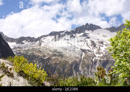 Hohe Alpen Berge mit Schnee während sonnigen Frühlingstag. Unglaubliches Panorama auf die schweizer alpen. Stockfoto