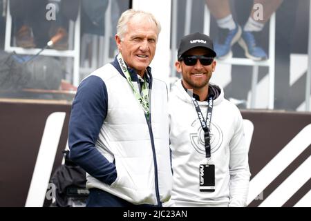 Greg Norman (links) am ersten Tag der LIV Golf Invitational Series im Centurion Club, Hertfordshire. Bilddatum: Donnerstag, 9. Juni 2022. Stockfoto