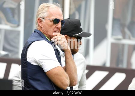 Greg Norman (links) am ersten Tag der LIV Golf Invitational Series im Centurion Club, Hertfordshire. Bilddatum: Donnerstag, 9. Juni 2022. Stockfoto