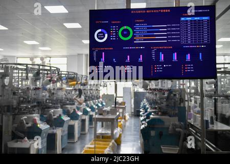 (220609) -- HANGZHOU, 9. Juni 2022 (Xinhua) -- Intelligente Produktionsanlagen und digitale Systeme werden am 21. April 2022 in einer Sockenfabrik in Zhuji, der ostchinesischen Provinz Zhejiang, gesehen. Im Juni 2021 veröffentlichten Chinas Zentralbehörden eine Richtlinie über den Bau von Zhejiang in eine Demonstrationszone, um gemeinsamen Wohlstand zu erreichen. Gemäß der Richtlinie wird die Provinz bis 2035 einen gemeinsamen Wohlstand anstreben, wobei das Pro-Kopf-Bruttoinlandsprodukt und das Einkommen der städtischen und ländlichen Einwohner den Standard für die Industrieländer erreichen werden. Als wirtschaftliches Kraftpaket in Ostchina, ZH Stockfoto