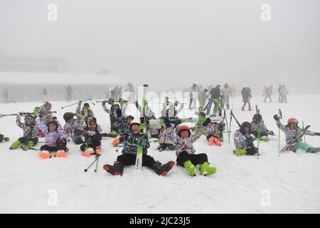 (220609) -- HANGZHOU, 9. Juni 2022 (Xinhua) -- Grundschüler posieren nach dem Skikursen im Landkreis Anji in Huzhou, ostchinesische Provinz Zhejiang, am 9. Januar 2022 für ein Foto. Im Juni 2021 veröffentlichten Chinas Zentralbehörden eine Richtlinie über den Bau von Zhejiang in eine Demonstrationszone, um gemeinsamen Wohlstand zu erreichen. Gemäß der Richtlinie wird die Provinz bis 2035 einen gemeinsamen Wohlstand anstreben, wobei das Pro-Kopf-Bruttoinlandsprodukt und das Einkommen der städtischen und ländlichen Einwohner den Standard für die Industrieländer erreichen werden. Als wirtschaftliches Kraftpaket in Ostchina, Zhejiang Prov Stockfoto