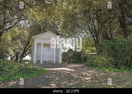 Der weiße Thomson Seat im Mount Edgcumbe Park, Rame, Cornwall blickt von seiner hübschen Idylle aus auf die geschäftige Hamoaze und den Fluss Tamar. 2022 Stockfoto