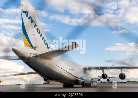 Schkeuditz, Deutschland - 29.. Mai 2022 - viele große an-124-100 ukrainische Ruslan-Frachtjets parkten auf dem Flughafen Leipzig-Halle-Terminal Stockfoto