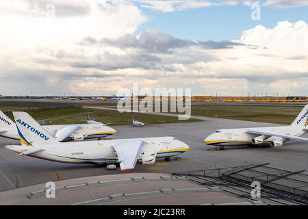 Schkeuditz, Deutschland - 29.. Mai 2022 - viele große an-124-100 ukrainische Ruslan-Frachtjets parkten auf dem Flughafen Leipzig-Halle-Terminal Stockfoto