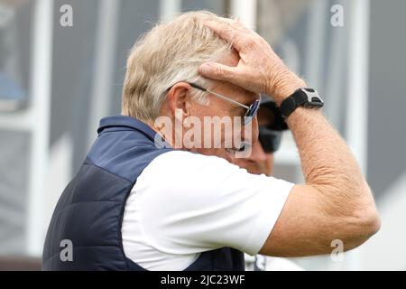 Greg Norman (links) am ersten Tag der LIV Golf Invitational Series im Centurion Club, Hertfordshire. Bilddatum: Donnerstag, 9. Juni 2022. Stockfoto