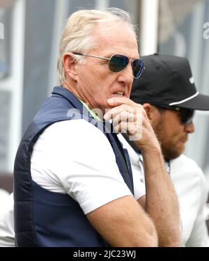 Greg Norman (links) am ersten Tag der LIV Golf Invitational Series im Centurion Club, Hertfordshire. Bilddatum: Donnerstag, 9. Juni 2022. Stockfoto