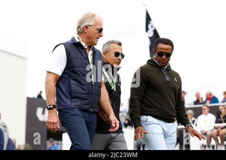 Greg Norman (links) am ersten Tag der LIV Golf Invitational Series im Centurion Club, Hertfordshire. Bilddatum: Donnerstag, 9. Juni 2022. Stockfoto