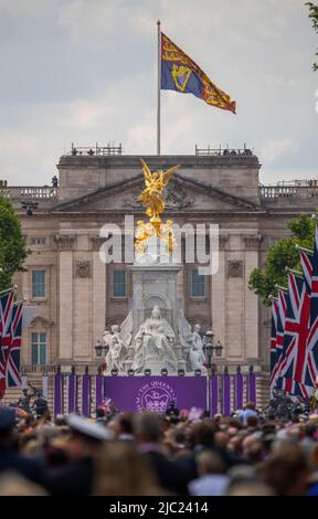 The Mall, London, Großbritannien. 2. Juni 2022. Große Menschenmassen in der Mall nach 2022 Trooping the Color, die versuchen, einen Blick auf die königliche Familie auf dem Balkon des Buckingham Palace zu erhaschen, zu Beginn der 4 Tage der Feierlichkeiten zum Platin-Jubiläum in Großbritannien. Traditionell füllen die Menschen die Mall, um den RAF-Flipast zu beobachten. Quelle: Malcolm Park/Alamy Live News Stockfoto