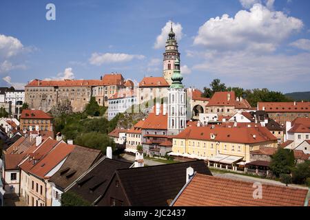 CESKY KRUMLOV, TSCHECHISCHE REPUBLIK - 10. SEPTEMBER 2021: Blick auf die Stadt und die Burg Stockfoto