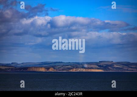 Blick nach Osten entlang der Jurassic Coast von Lyme Regis in Richtung der Sandsteinfelsen bei Burton Bradstock und Bridport, Dorset, England, Großbritannien Stockfoto