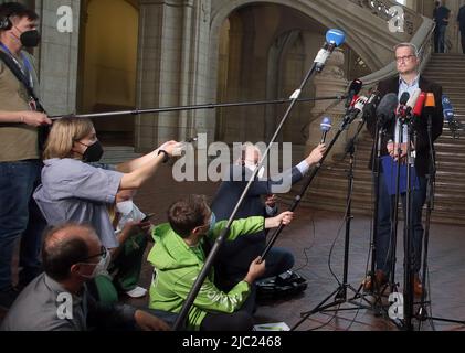 Berlin, Deutschland. 09.. Juni 2022. Sebastian Büchner, Sprecher der Staatsanwaltschaft, spricht vor dem Strafgerichtshof Moabit vor Journalisten über den Stand der Ermittlungen zum gestrigen Breitscheidplatz-Rampage. Die Berliner Staatsanwaltschaft geht davon aus, dass der Todesfall auf dem Ku'damm in der Hauptstadt ein vorsätzlicher Akt war. Quelle: Wolfgang Kumm/dpa/Alamy Live News Stockfoto