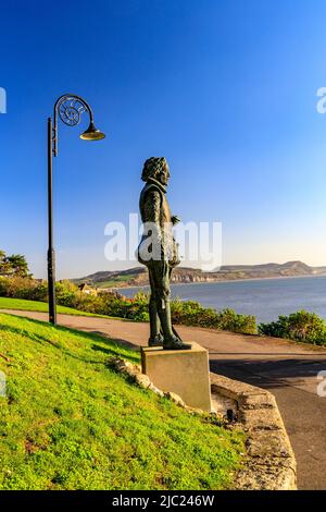 Metallstatue des Admirals Sir George Somers KT, Gründer von Bermuda, in den Langmoor & Lister Gardens, Lyme Regis, wo er geboren wurde, Dorset, England, Großbritannien Stockfoto