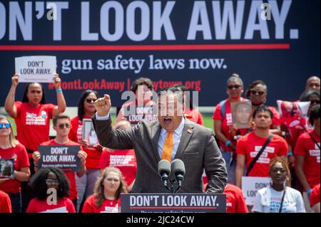 Washington, Vereinigte Staaten Von Amerika. 08.. Juni 2022. Art Acevedo, ehemaliger Präsident der Major City Chiefs Association und ehemaliger Polizeichef von Houston, Texas, Austin, Texas und Miami, Florida hält eine leidenschaftliche Rede während eines Protestes von Everytown für Waffensicherheit und seinen Basisnetzwerken, Moms Demand Action und Students Demand Action, in der Nähe des US-Kapitols in Washington, am Mittwoch, den 8. Juni 2022. Quelle: Rod Lampey/CNP/Sipa USA Quelle: SIPA USA/Alamy Live News Stockfoto