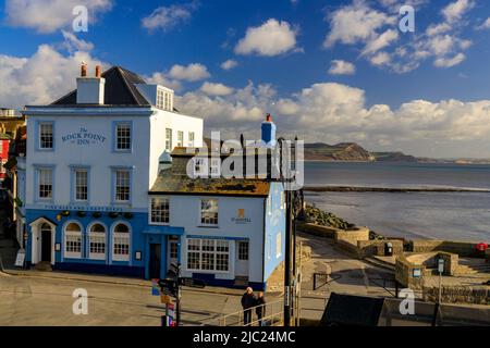 Das Rock Point Inn an der Strandpromenade in Lyme Regis an der Jurassic Coast, Dorset, England, Großbritannien Stockfoto