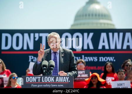 Washington, Vereinigte Staaten Von Amerika. 08.. Juni 2022. Der Mehrheitsführer des US-Senats, Chuck Schumer (Demokrat von New York), hält am Mittwoch, den 8. Juni 2022, bei einem Protest von Everytown für Waffensicherheit und seine Basisnetzwerke, Moms Demand Action und Students Demand Action, in der Nähe des US-Kapitols in Washington eine Rede. Quelle: Rod Lampey/CNP/Sipa USA Quelle: SIPA USA/Alamy Live News Stockfoto