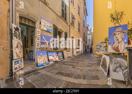 Frankreich. Provence. Var (83) Saint-Tropez. Im Ortsteil La Ponche, dem ältesten im Dorf, befindet sich ein Stall auf dem Place de l'Ormeau, der alle KI bietet Stockfoto