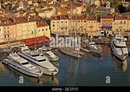 Frankreich - Provence. Var (83) Saint Tropez. Luftaufnahme des Hafens von Westen. Im Hintergrund der Kai Jean Jaures und das Café Sénequier Stockfoto