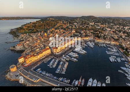 Frankreich. Provence. Var (83) Saint-Tropez. Luftaufnahme des Hafens und des historischen Zentrums von Nordwesten. Im Hintergrund die Bucht von Canebiers Stockfoto