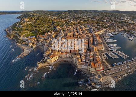 Frankreich. Provence. Var (83) Saint-Tropez. Luftaufnahme des historischen Zentrums, aus dem Nordwesten. Im Vordergrund der Stadtteil La Ponche (und es Stockfoto