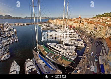 Frankreich. Provence. Var (83) Saint-Tropez. Luftaufnahme des Hafens und des historischen Zentrums von Süden. Im rechten Vordergrund der Quai Suffren. Zoll Stockfoto