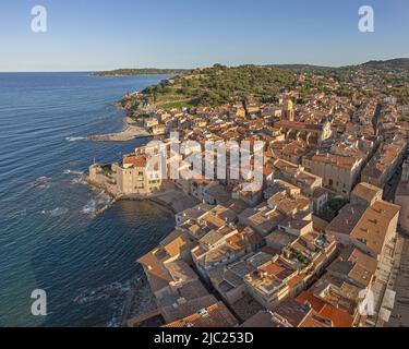 Frankreich. Provence. Var (83) Saint-Tropez. Luftaufnahme des historischen Zentrums, aus dem Nordwesten. Im Vordergrund der Stadtteil La Ponche (und es Stockfoto