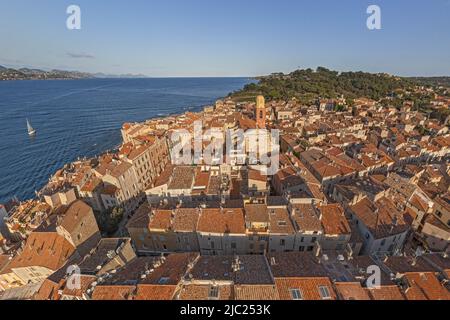 Frankreich. Provence. Var (83) Saint-Tropez. Luftaufnahme des historischen Zentrums, aus dem Nordwesten. Im Vordergrund der Stadtteil La Ponche (und es Stockfoto