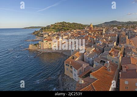 Frankreich. Provence. Var (83) Saint-Tropez. Luftaufnahme des historischen Zentrums von Nordwesten aus gesehen. Im Vordergrund der Stadtteil La Ponche (an Stockfoto