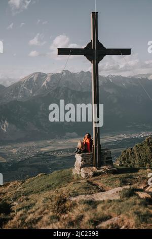 Blick von oben auf Innsbruck am Gipfelkreuz. Stockfoto