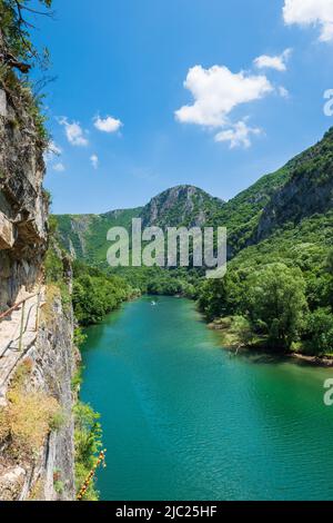 Matka Canyon in Skopje, Nord-Mazedonien. Landschaft von Matka Canyon und See, ein beliebtes Touristenziel in Mazedonien Stockfoto