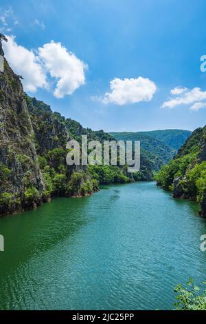 Matka Canyon in Skopje, Nord-Mazedonien. Landschaft von Matka Canyon und See, ein beliebtes Touristenziel in Mazedonien Stockfoto