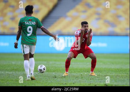 Kuala Lumpur, Malaysia. 08.. Juni 2022. Amine Mohamad Benaddi (R) aus Bahrain reagiert während des AFC Asian Cup 2023-Qualifikationsspiel zwischen Bahrain und Bangladesch im National Stadium Bukit Jalil. Endergebnis; Bahrain 2:0 Bangladesh. Kredit: SOPA Images Limited/Alamy Live Nachrichten Stockfoto