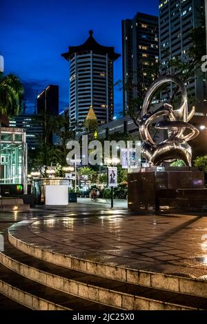 Bühne vor Ngee Ann City bei Nacht. Es ist ein Einkaufs- und Geschäftszentrum an der Orchard Road, Singapur. Stockfoto