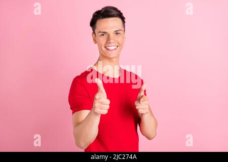 Foto von jungen Kerl glücklich positive Lächeln Punkt zeigen Finger Sie Wahl isoliert über rosa Hintergrund Stockfoto