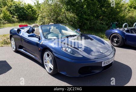 Drei Viertel Vorderansicht eines Blue, 2006, Ferrari F430 Spider, auf der Deal Classic Car Show 2022 zu sehen Stockfoto