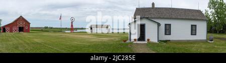 Ein Panorama auf die Scheune, Fahnenmast, Windmühle, Kornkammer und Haupthaus an der Welk Homestead State Historic Site in North Dakota, dem Jugendhaus von La Stockfoto