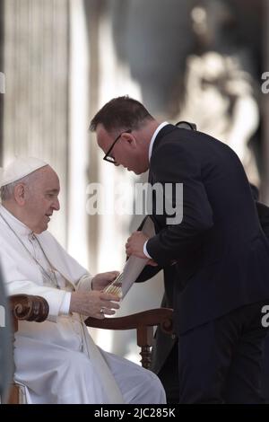 Vatikanstadt, Vatikan. 08. Juni 2022. Papst Franziskus begrüßt den italienischen Sänger Gigi D'Alessio während seiner wöchentlichen Generalaudienz auf dem Petersplatz. Quelle: Maria Grazia Picciarella/Alamy Live News Stockfoto