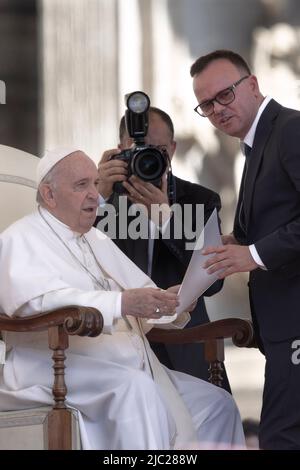 Vatikanstadt, Vatikan. 08. Juni 2022. Papst Franziskus begrüßt den italienischen Sänger Gigi D'Alessio während seiner wöchentlichen Generalaudienz auf dem Petersplatz. Quelle: Maria Grazia Picciarella/Alamy Live News Stockfoto