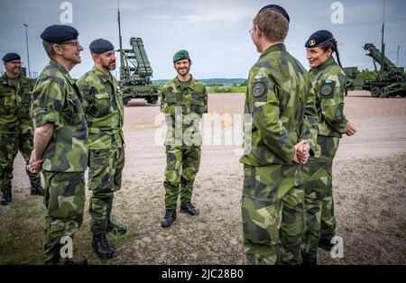 Prinz Carl Philip bei seinem Besuch im Luftverteidigungsregiment LV6 in Halmstad, Schweden, am 09. Juni 2022, und zeigte das Air Defense System 103 (LvS103) Patriot. Foto: Johan Nilsson / TT / Code 50090 Stockfoto