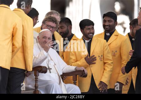 Vatikanstadt, Vatikan. 08. Juni 2022. Papst Franziskus bei seiner wöchentlichen Generalaudienz auf dem Petersplatz. Quelle: Maria Grazia Picciarella/Alamy Live News Stockfoto