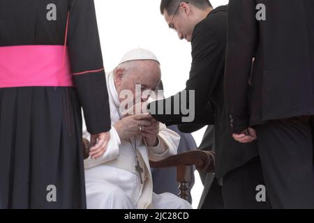 Vatikanstadt, Vatikan. 08. Juni 2022. Papst Franziskus bei seiner wöchentlichen Generalaudienz auf dem Petersplatz. Quelle: Maria Grazia Picciarella/Alamy Live News Stockfoto