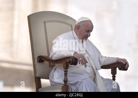 Vatikanstadt, Vatikan. 08. Juni 2022. Papst Franziskus bei seiner wöchentlichen Generalaudienz auf dem Petersplatz. Quelle: Maria Grazia Picciarella/Alamy Live News Stockfoto