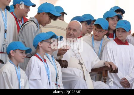 Vatikanstadt, Vatikan. 08. Juni 2022. Papst Franziskus bei seiner wöchentlichen Generalaudienz auf dem Petersplatz. Quelle: Maria Grazia Picciarella/Alamy Live News Stockfoto