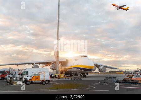 Schkeuditz, Deutschland - 29.. Mai 2022 - großer an-124-100 ukrainischer Ruslan Antonov Frachtjet auf dem Flughafen Leipzig Halle Terminal geparkt Stockfoto