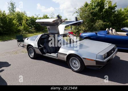 Drei Viertel Vorderansicht eines Silver, 1981, DeLorean DMC-12, auf der Deal Classic Car Show 2022 Stockfoto