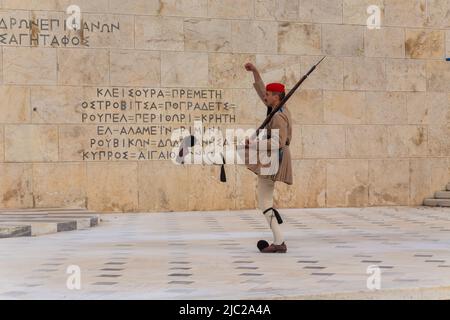 ATHEN, GRIECHENLAND - 06 2022. MAI: Zeremonielle Aufseher des Präsidenten - Evzones am Grab des unbekannten Soldaten vor dem griechischen Parlament, Athen, Gr Stockfoto