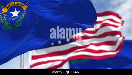 Die Staatsflagge von Nevada winkt zusammen mit der Nationalflagge der Vereinigten Staaten von Amerika. Im Hintergrund ist der Himmel klar. Nevada ist ein Staat i Stockfoto